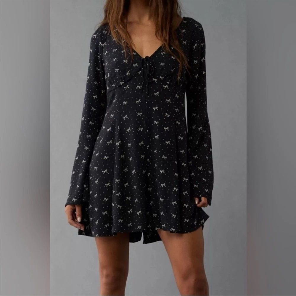 NWT AMERICAN EAGLE Printed
Bows Flare Sleeve V-neck
Romper Large